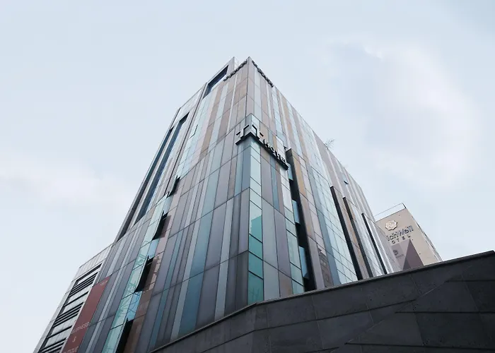 Tria Business & Boutique Hotel