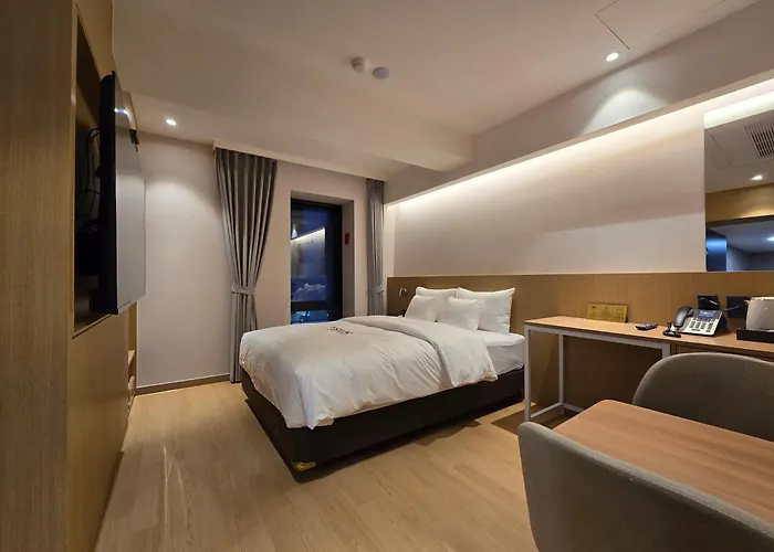 Tria Business & Boutique 3*