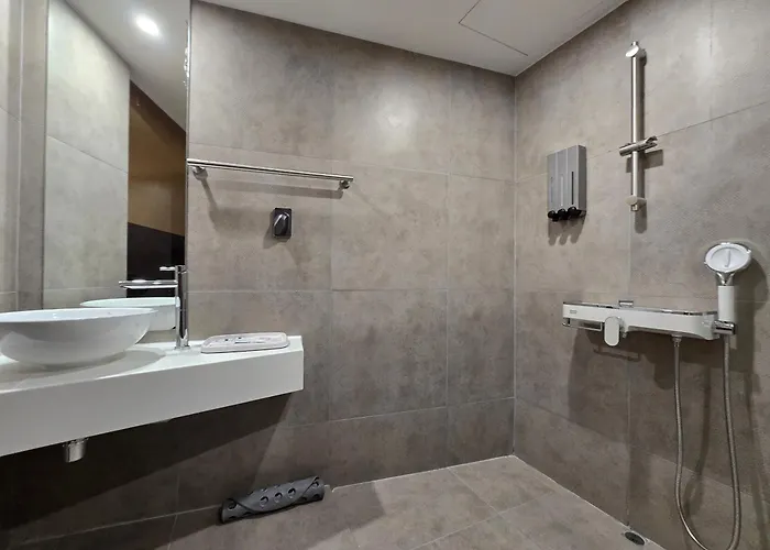 Tria Business & Boutique Hotel