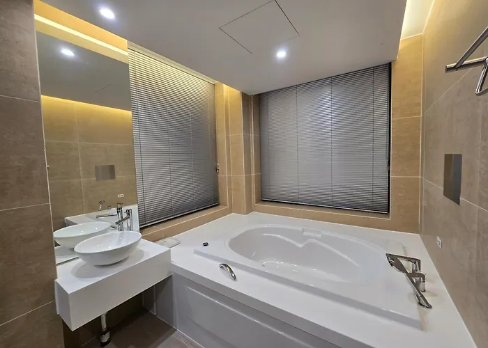 Tria Business & Boutique Hotel 3*