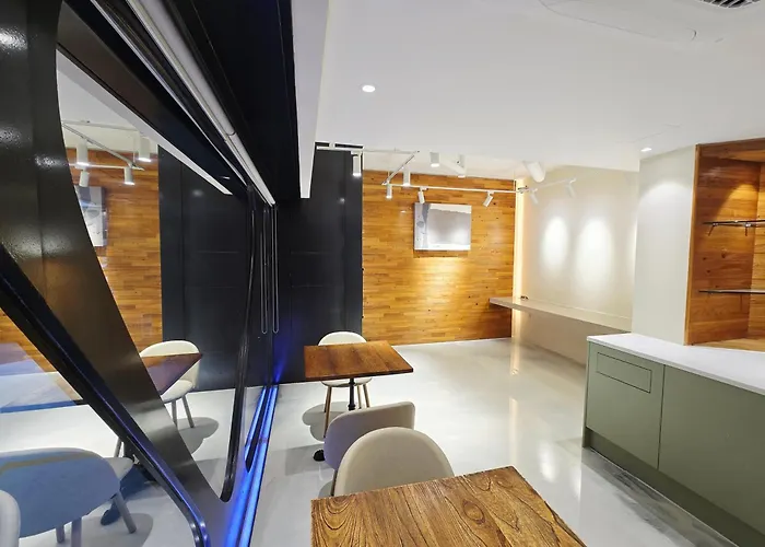 Tria Business & Boutique Hotel