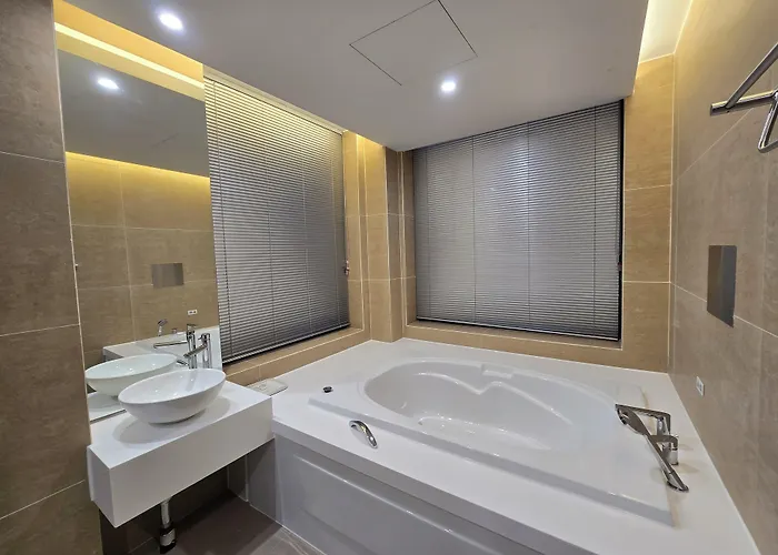 Tria Business & Boutique Hotel
