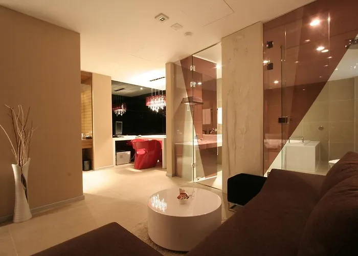 Tria Business & Boutique Hotel 3*
