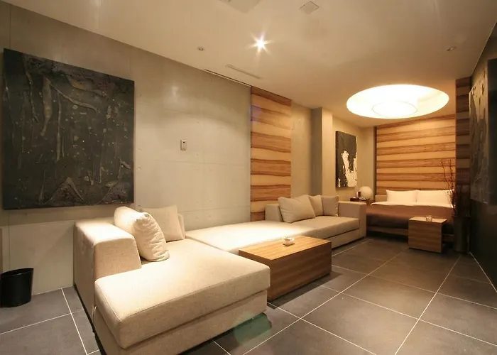 Tria Business & Boutique Hotel